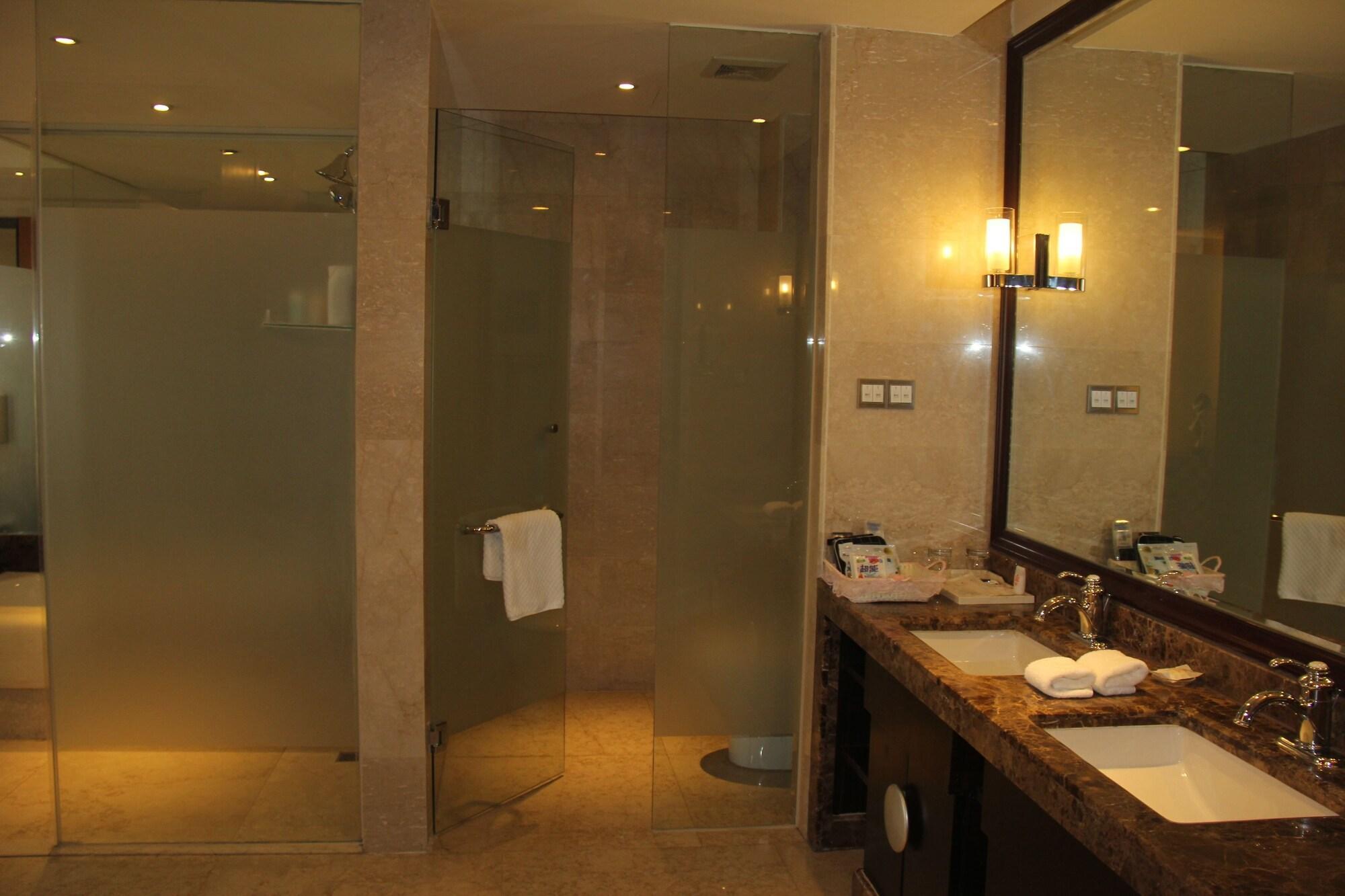 Weifang Ramada Plaza Hotel Exterior foto